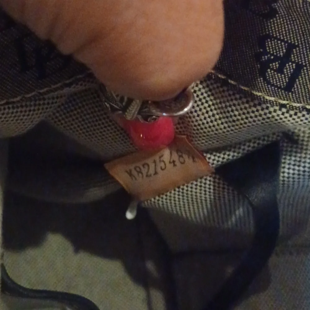 Classy Dooney & Bourke Signature Shoulder Bag - Picture 16 of 16